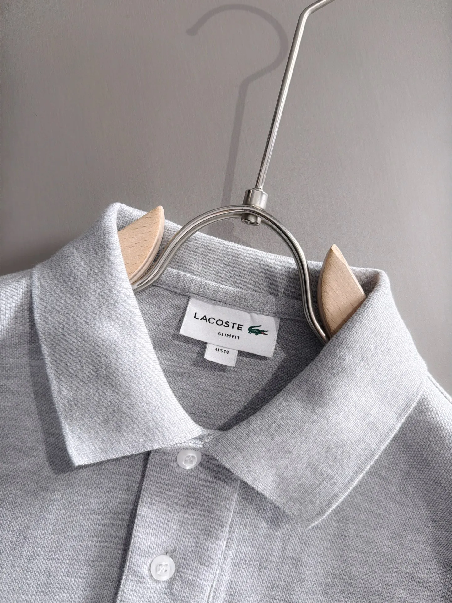 French Crocodile 2026 Spring and Summer Official Website Synchronization The Newest Arrival Style Classic Versatile Business Casual Polo Neck T-shirt Made of imported beaded cotton fabric, comfortable and breathable, with delicate texture and super soft skin-friendly touch! Lapel design, absolutely crisp and handsome fit! The sewing process with this density is absolutely meticulous in handling details! Skin-friendly and smooth to the touch, it is a perfect combination of comfort and breathability! The fabric properties are all excellent! Full of high-end feel! Simple and elegant design, Versatile is extremely wearable! All three standards! It is highly recommended to buy it, and you will never see a style like this outside! On sale on the official website! Size:M-2XL​